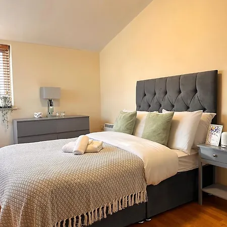 Apartment With Balcony - On High Street - Sleeps 6